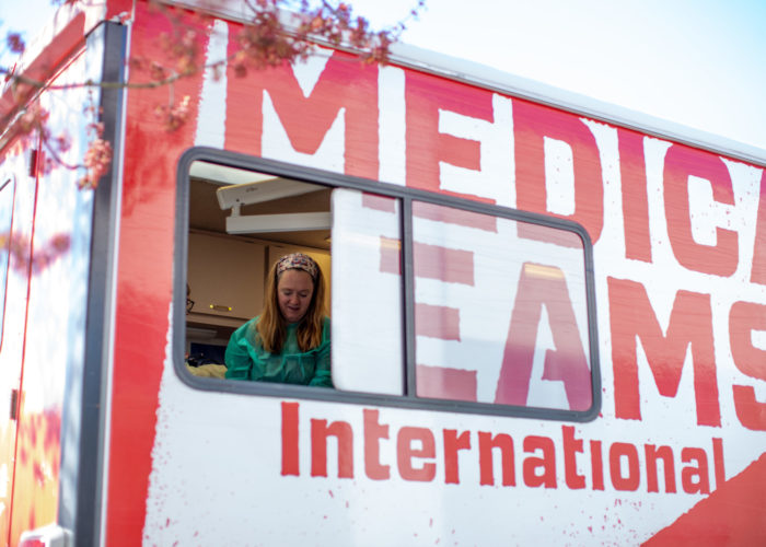 Mobile Dental Clinic volunteer assisting in Salem Oregon