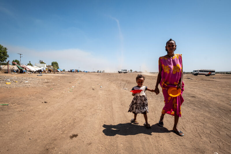 A mother and daughter walk along a dirt path, Ethiopian refugees in Sudan, photo by Joost Bastmeijer
