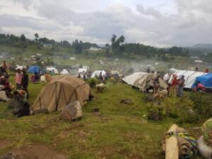 Congolese refugee families set up tents to stay in after entering Uganda.