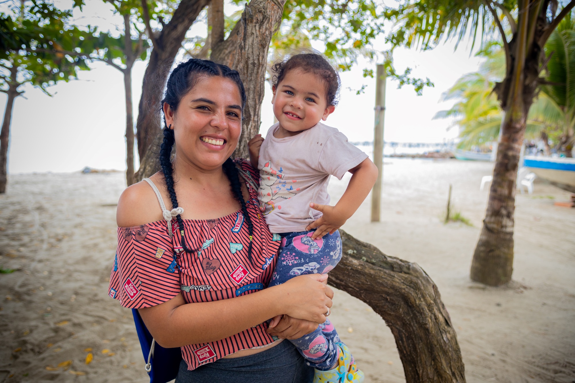 Deisy Moreno smiling outside in Necocli with her daughter Alaia