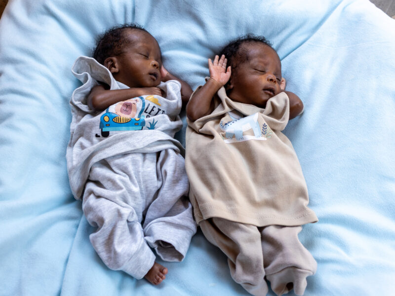 Twin babies, born prematurely, received life-saving NICU care in the Kayaka II refugee settlement in Uganda. The NICU and operating theatre in the settlement is the only one of its kind in the area and serves a population of more than 134,000 refugees.