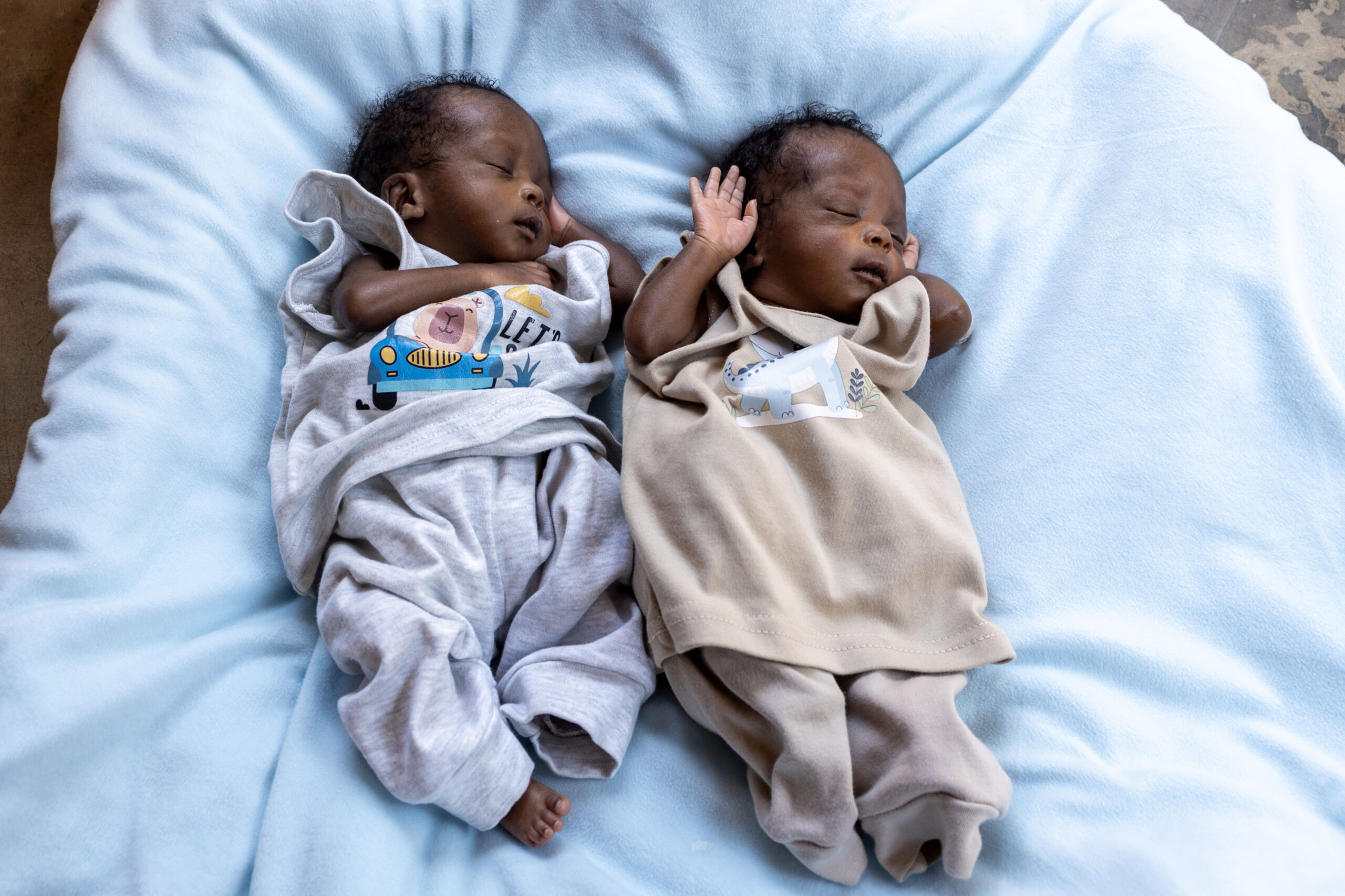 Twin babies, born prematurely, received life-saving NICU care in the Kayaka II refugee settlement in Uganda. The NICU and operating theatre in the settlement is the only one of its kind in the area and serves a population of more than 134,000 refugees.